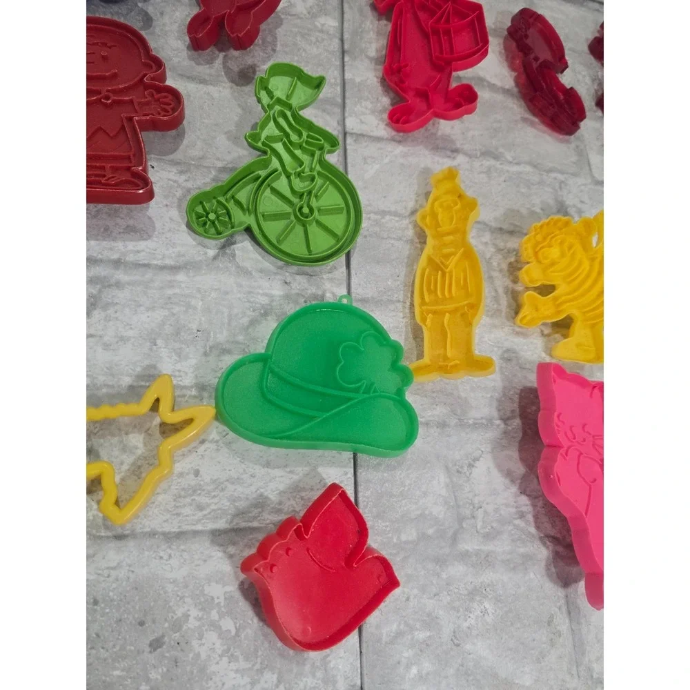 Vtg Mixed Lot Looney Tunes Sesame Street 14 Cookie Cutters Peanuts Baking Crafts